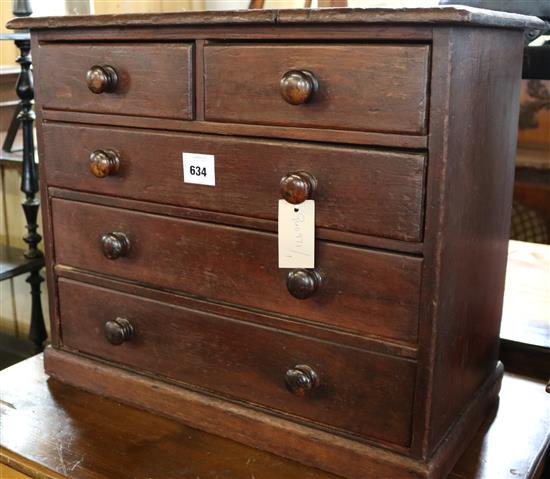 Small pine chest of pine drawers(-)